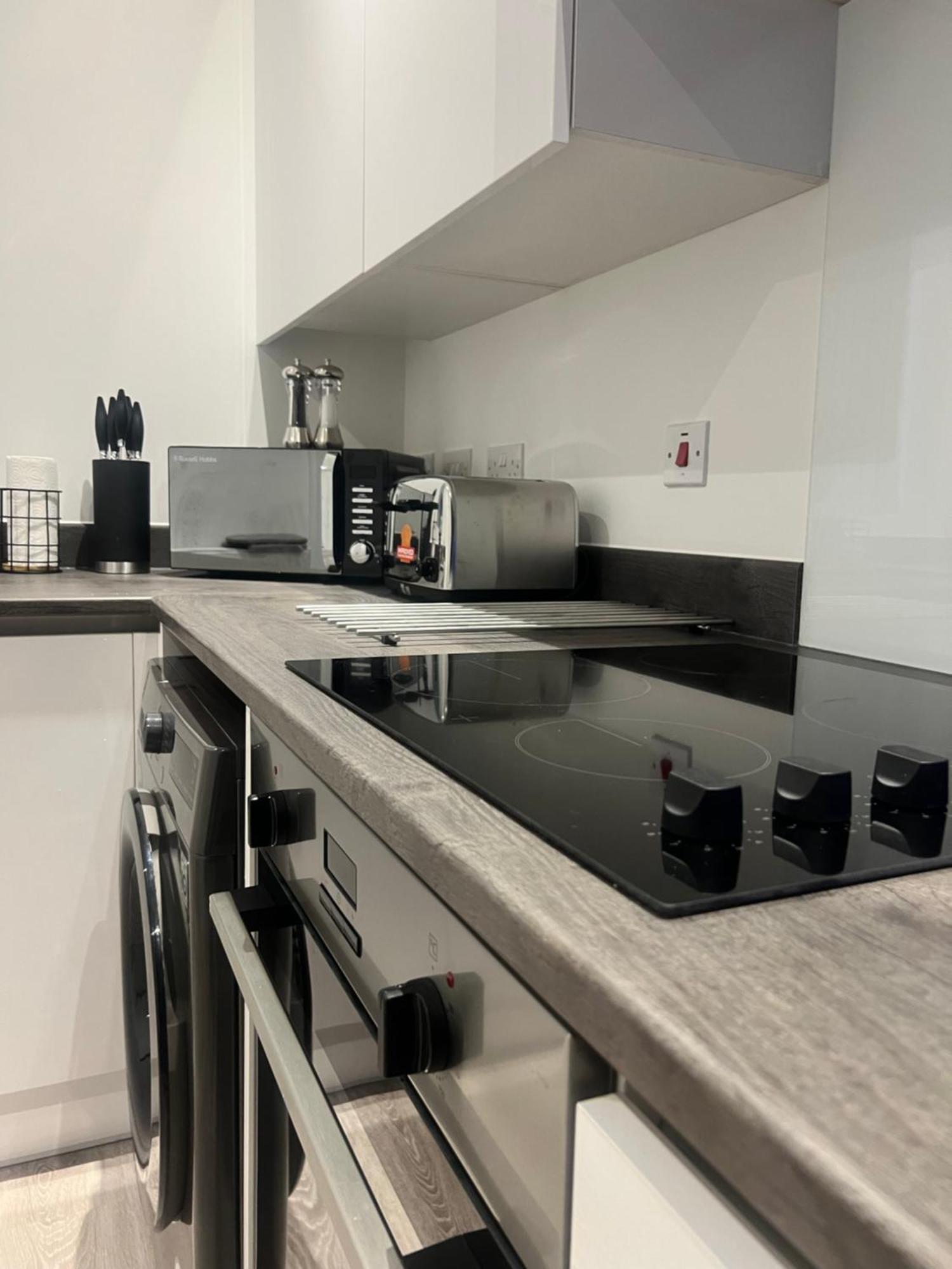 The Parkes A Stylish 3br House, 5 Mins From Close To The Edgbaston Stadium, The Hippodrome, Uob, Aston And Bcu, China Town, Kings Heath Bhx Airport And Much * Birmingham